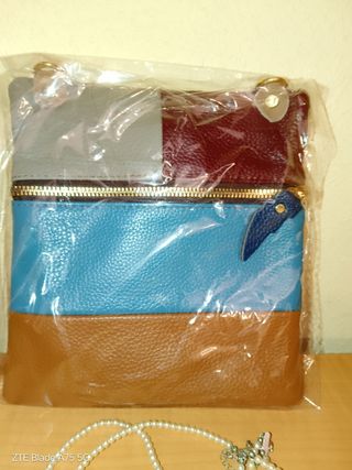 Bolso de piel multicolor.
Correa en el interior.