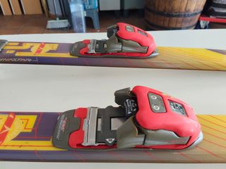 Esquís Dynastar con fijaciones Marker