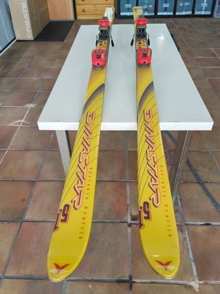 Esquís Dynastar con fijaciones Marker