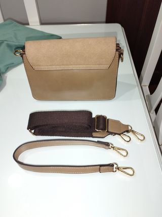 Bolso pequeño ante beige con cadena dorada