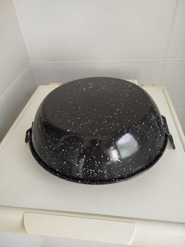 Sartén negra con puntos blancos