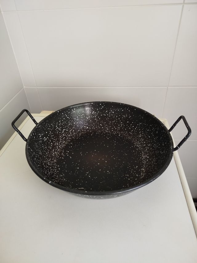 Sartén negra con puntos blancos