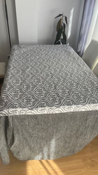 Falda mesa gris rectangular y tapete a juego 