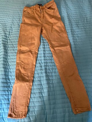 Pantalón pitillo marrón tabaco Stradivarius