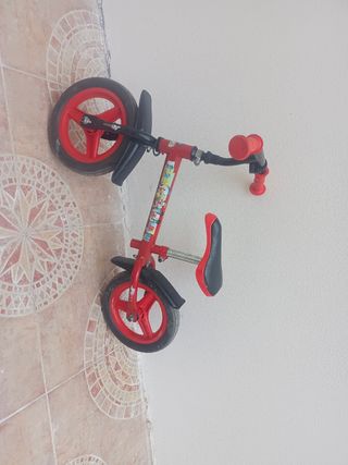 Bicicleta sin pedales roja