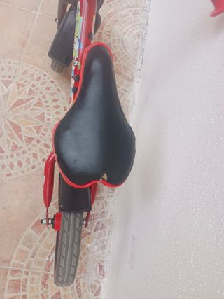 Bicicleta sin pedales roja