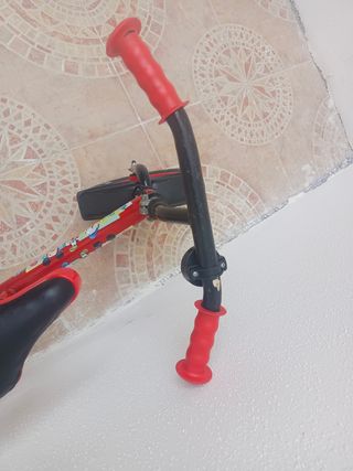 Bicicleta sin pedales roja
