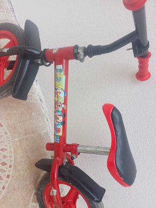 Bicicleta sin pedales roja