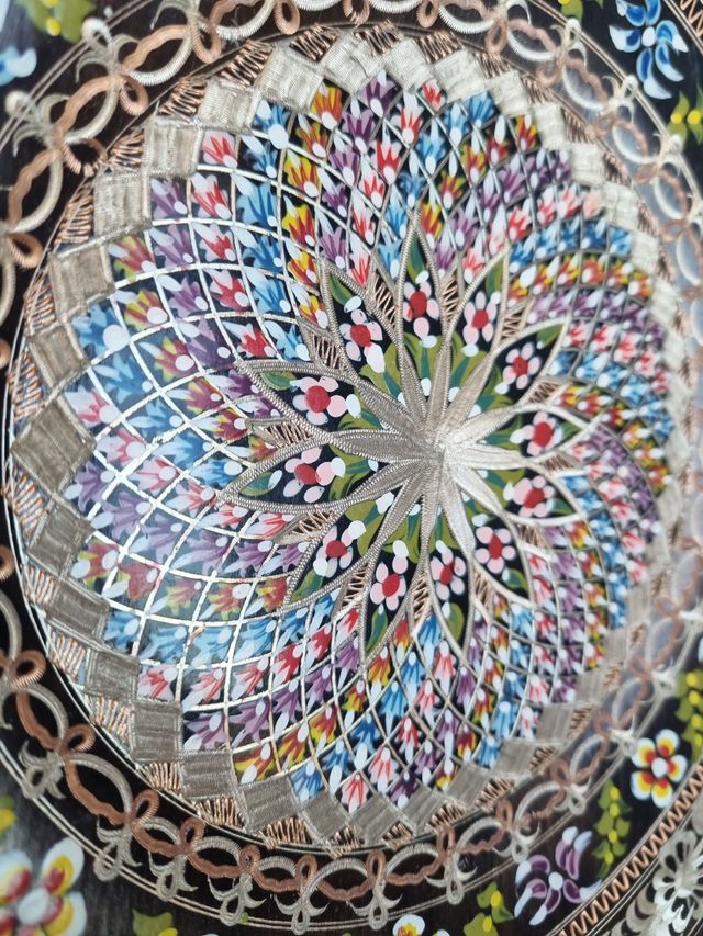 Piatto da esposizione in rame decorato a mano