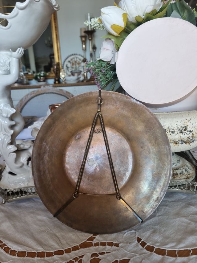 Piatto da esposizione in rame decorato a mano