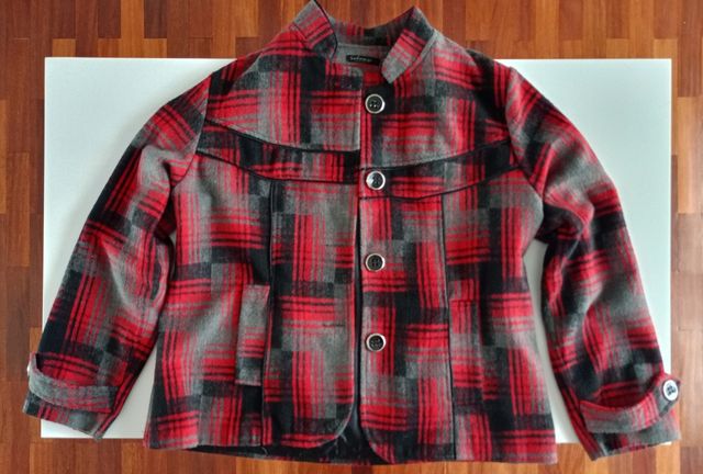 Chaqueta a cuadros roja y gris