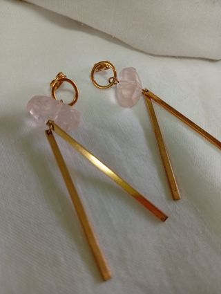 Pendientes largos oro rosa cuarzo