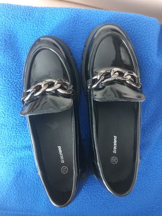 Mocasines charol Graceland negros talla 35.

