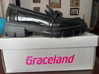 Mocasines charol Graceland negros talla 35.
