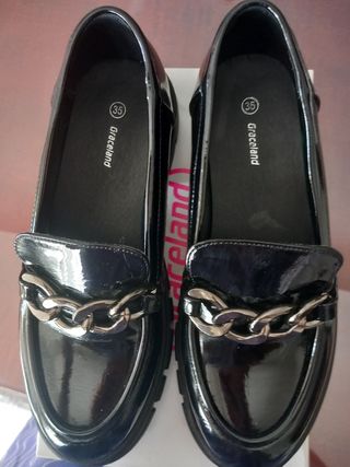 Mocasines charol Graceland negros talla 35.
