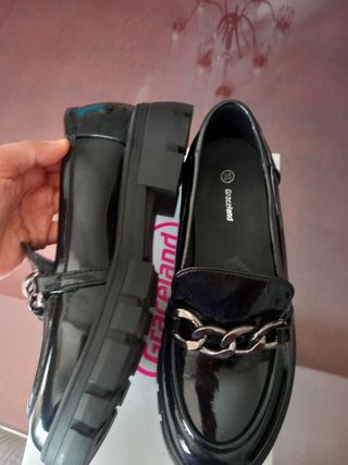 Mocasines charol Graceland negros talla 35.
