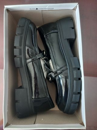 Mocasines charol Graceland negros talla 35.
