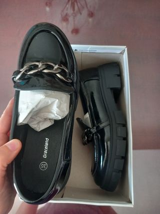 Mocasines charol Graceland negros talla 35.
