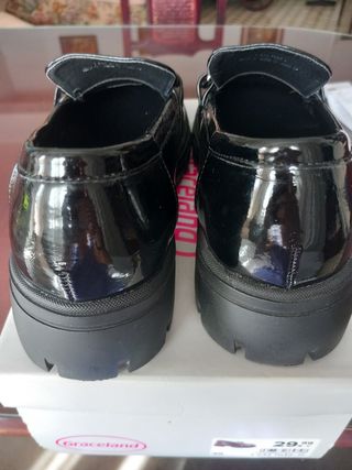 Mocasines charol Graceland negros talla 35.
