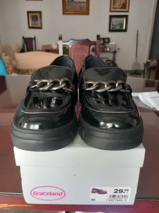 Mocasines charol Graceland negros talla 35.
