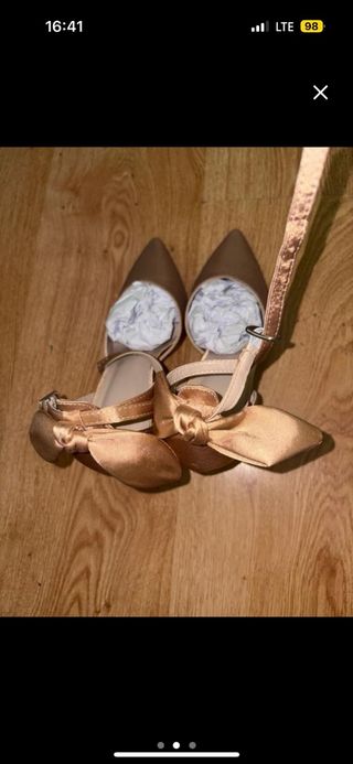 Zapatos de tacón dorados con lazo