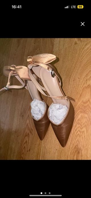 Zapatos de tacón dorados con lazo