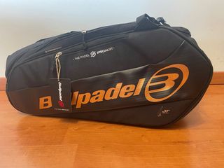 Paletero Bullpadel Vertex Negro. Nuevo