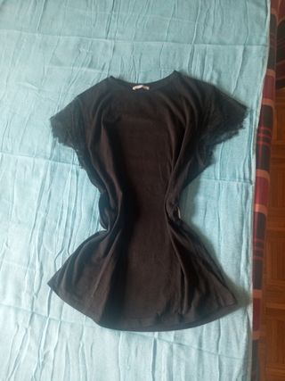 Camiseta negra de algodón con encaje