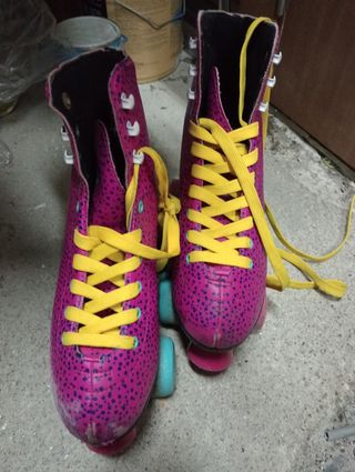 Patins de Roda Rosa com Cadarços Amarelos