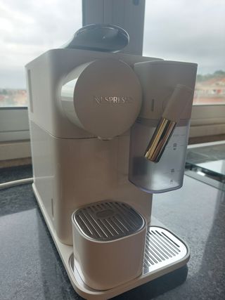 Cafetera Nespresso Lattissima One Blanca