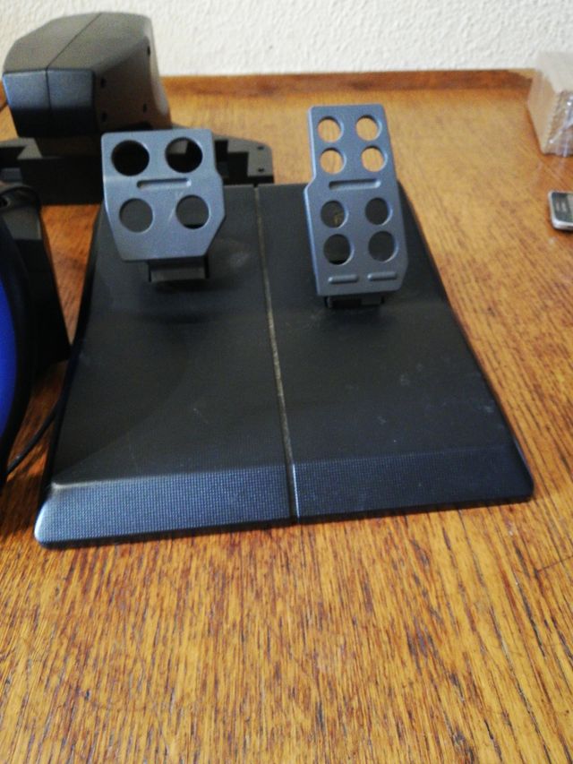 Volante Logitech Driving Force con pedales play 2
