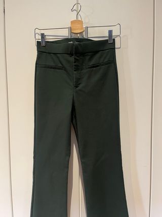 Pantalón ZARA cropped acampanado verde botella 