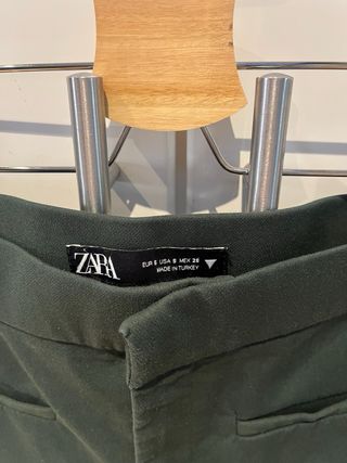 Pantalón ZARA cropped acampanado verde botella 