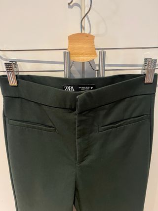 Pantalón ZARA cropped acampanado verde botella 