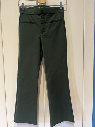 Pantalón ZARA cropped acampanado verde botella 