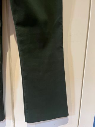 Pantalón ZARA cropped acampanado verde botella 