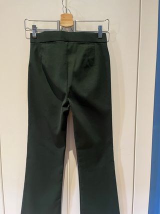 Pantalón ZARA cropped acampanado verde botella 