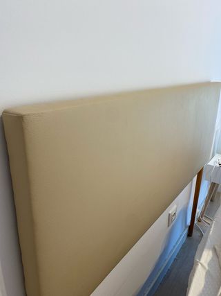 Testiera beige effetto pelle 135 cm