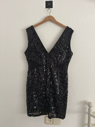 Vestido corto de lentejuelas elegante.