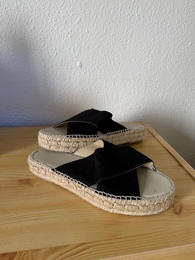 Sandalias planas de esparto negras y beige