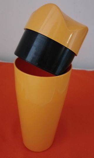 Vaso recipiente amarillo con tapa