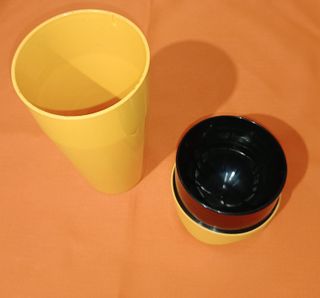 Vaso recipiente amarillo con tapa