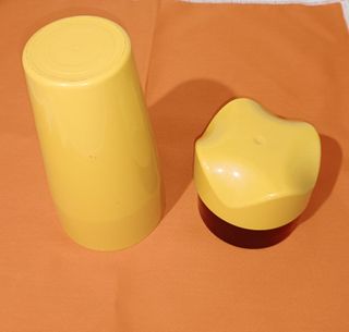 Vaso recipiente amarillo con tapa
