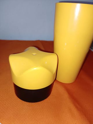 Vaso recipiente amarillo con tapa