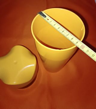 Vaso recipiente amarillo con tapa