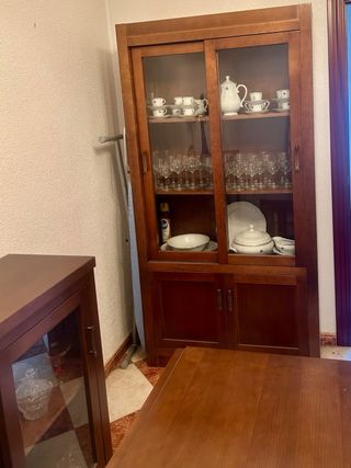 Mueble de salón de roble, vitrina, mesa y 4 sillas