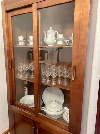 Mueble de salón de roble, vitrina, mesa y 4 sillas