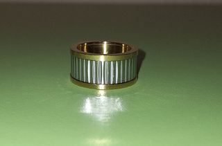 Anillo de oro y plata con diseño