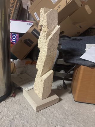 Escultura de piedra beige moderna