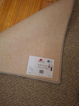 Alfombra beige y gris plata.